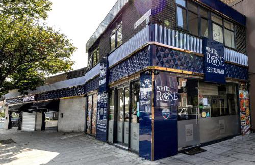 Modern home with driveway parking for 2 vehicles, near Tottenham Hotspur Stadium, White Hart Lane Train Station - Foto 42