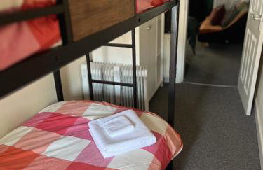 The Hive 2-Bed Apartment with Kitchen and Private Bathroom in Lively Monton Village - Sleeps 4 - Free WiFi - Parking Nearby - Foto 24
