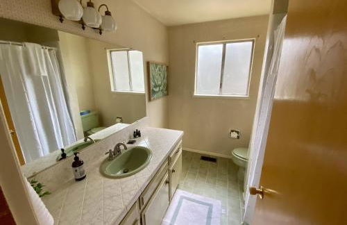 Hollinshead Haven Home with BBQ & Free Wifi - 30 days min home - Photo 15