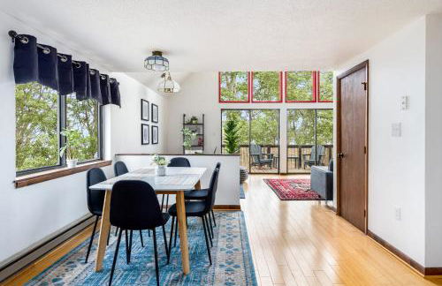 Modern Chalet w Hot Tub, Large Deck, Grill & WiFi - Foto 16