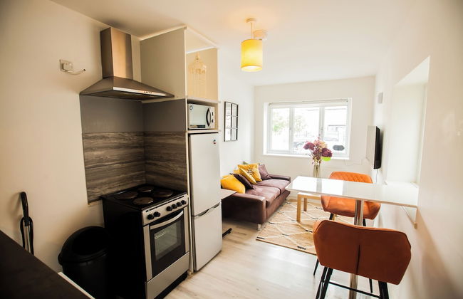 Coombe Hill 2 bedroom House & Parking - Photo 1