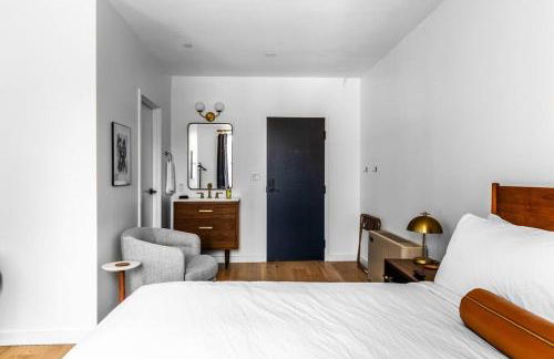 King Bed, Fiber Internet, Heart of Bangor, 50 Roku TV, Room # 208 - Foto 3