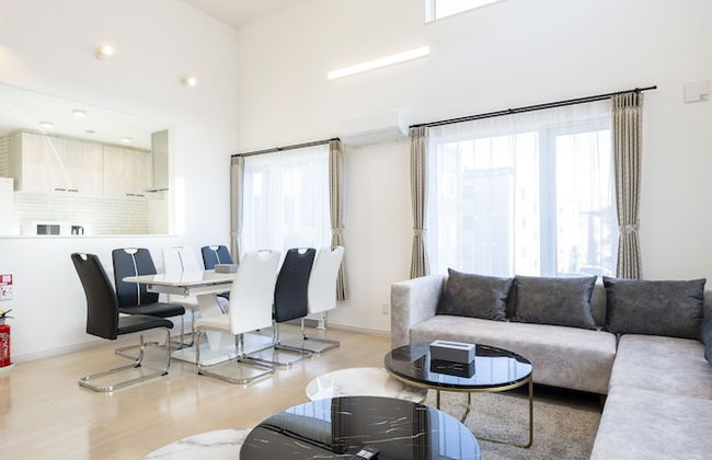 THE LUNA LOUNGE - Photo 64