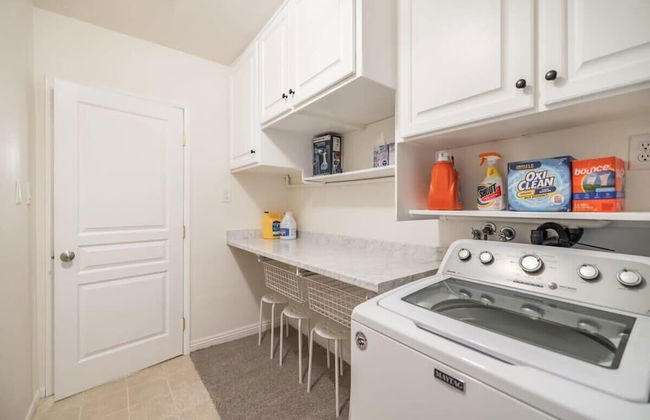 Marbella Lane - Charming 4BR Bungalo for Relaxing Retreat - Photo 36