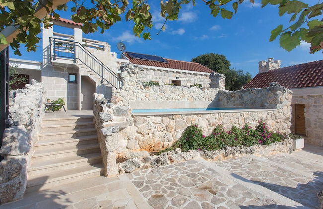 Stonehouse Marina - Estate With A Two Private Pools - Photo 35