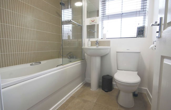 Modern 4 Bed Townhouse with Parking - Foto 28