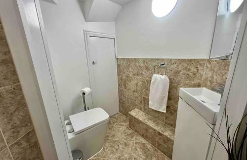 Stylish Studio Apartment on Torquay Harbourside! - Photo 7
