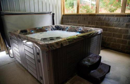 Southern Comfort Retreat with a private hot tub - Foto 16