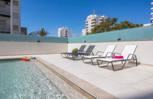 Bright Modern Beachside Apartment with Pool & Seaview - Foto 18