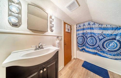 Cottage in the Falls, 2 b, 2 bath, fireplace - Photo 9