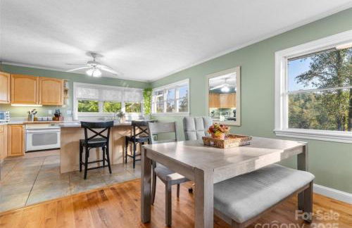 Harmony House - cozy, private mountain home, with firepit and pool table, located 10 minutes from Tryon Equestrian Center, Lake Lure, Local Wineries, and wedding venues - Foto 29