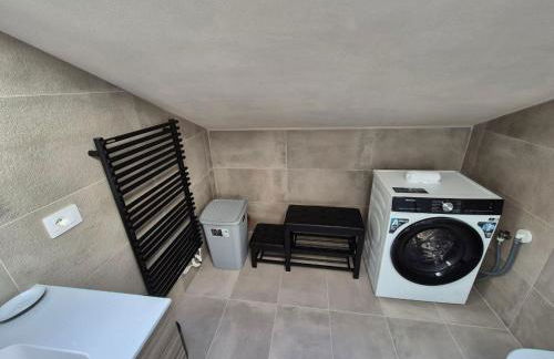 Moderna Mansarda con parcheggio gratuito - Foto 16