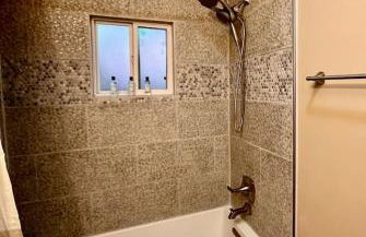 1 bed with washer dryer in unit, soaker tub near Field of Dreams - Foto 2