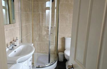 Spacious Solihull Home 5 Beds 2 Sofa beds - Max 10 - NEC BHX Spacious 4 Bedroom Home - NR JLR, Birmingham Airport, HS2 Sites, Resorts World, A45, M42 Mell Square - Regular Work Stays Available - By Samina, ARZ Stays - Photo 8