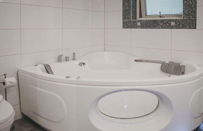 Nice Room With Free Breakfast, Spa Bath - Photo 10