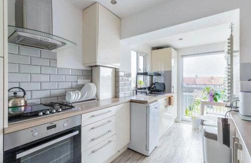 Bright & Stylish 4-Bed Home in the Heart of Morden - Photo 23