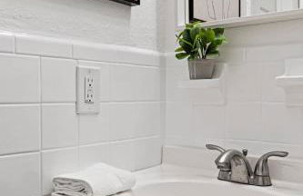 Stylish 2 BR Condo - Free Parking on Premises - Foto 47