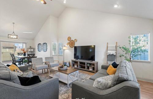 Fire Pit Getaway Shops and Dining 70in TV - Foto 3