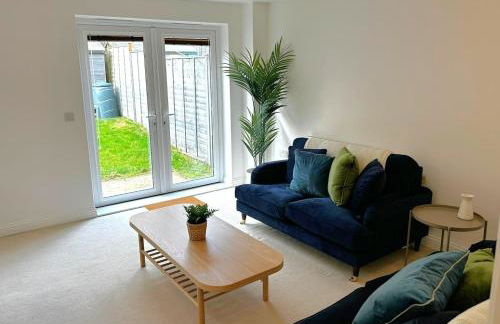 Andover Charming Three Bedroom House - Photo 1