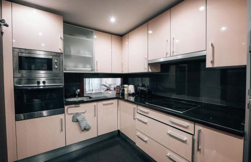 Luxury 2 bedrooms, Private Heated Pool - EHHouse - Photo 9