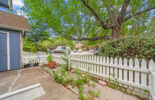 Central Condo 1BR 1BA, Private Patio and Fenced Yard w Parking by Austin Vacay - Foto 29