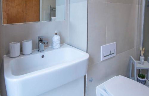 Westminster 2 bed 2 bath apartment with Air-Con - Photo 19