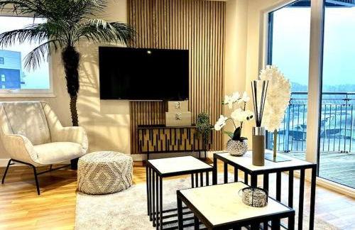 Exclusive Marina View Apartment Free Parking - Photo 1