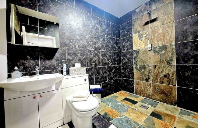 Seaside Bliss Apartment for Style and Comfort - Photo 21