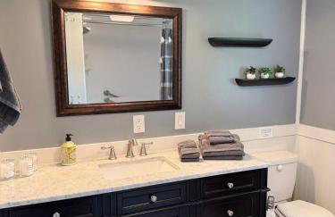 Downtown Whitestown with King Suite and Pool - Foto 18