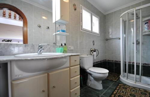 Holiday villa in 10 min from Fuengirola beach with sea views pool BBQ parking WiFi aircon big garden - Photo 28