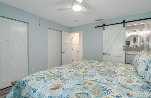 Dog Friendly Home wPrivate Fenced Yard, Garage & Fire Pit STEPS to the Beach! - Foto 17