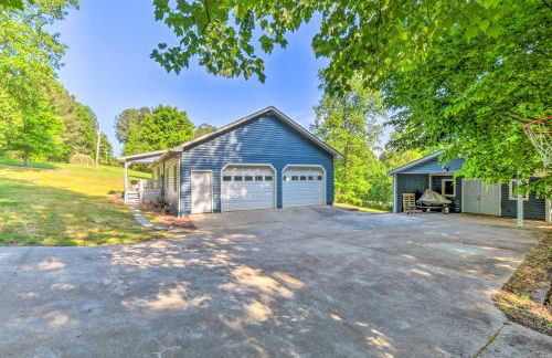 Lakefront Townville Gem with Boat Dock and Kayaks - Foto 40