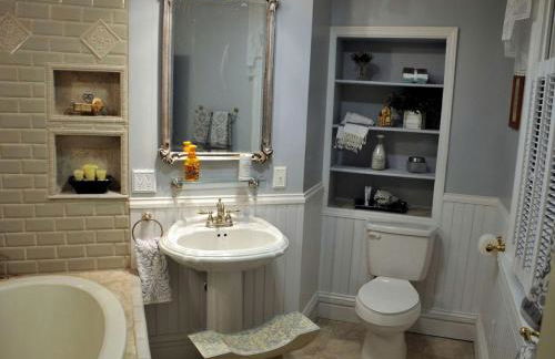 Spacious Cottage Rental with Creek Views near Harrisburg and Hershey, Pennsylvania - Foto 15