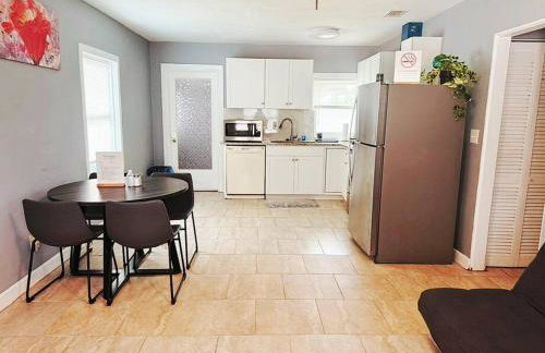 Super Cute & Cozy Home With 2 Bedrooms Near Everything In Jacksonville - Photo 20