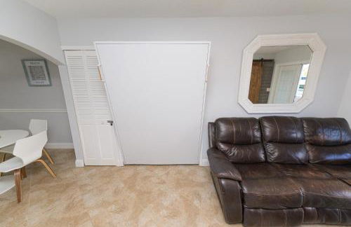 Enchanting 2-Bedroom Ground Floor Beach Condo at Cape Canaveral WiFi & AC - Foto 27