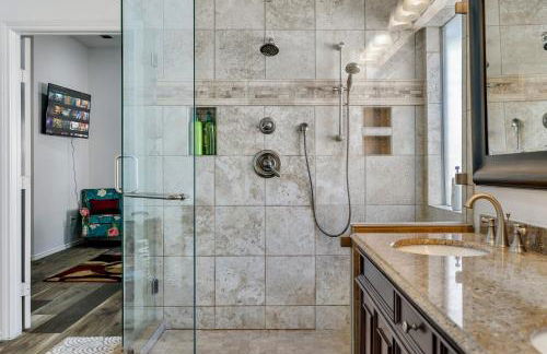 Frisco Escape Oasis Home w/Spa - Foto 30