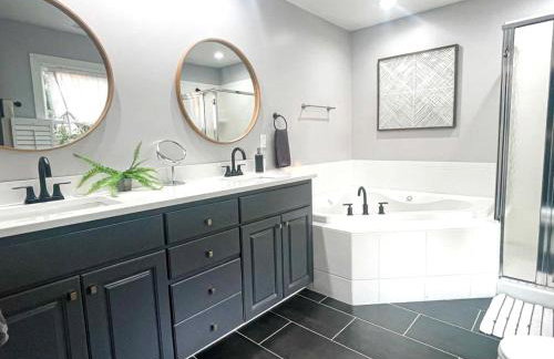 Waterfront Retreat with Spectacular Interior, Jacuzzi and Game Room in NC - Foto 69