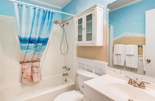 Waterfront Gem with Balcony in Garden City - Foto 12