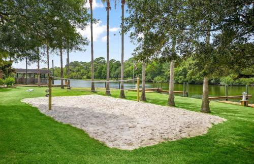 Waterfront oasis with private pool, game room, fire pit and volleyball court - Foto 3