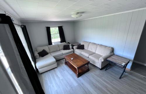 Cozy Retreat with Private Backyard Oasis - Foto 10