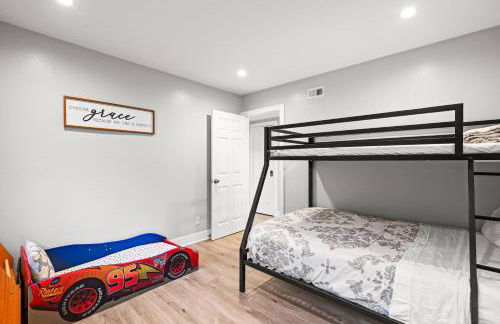 Serene Hilltop Oasis Above the City w Private Pool - Foto 36