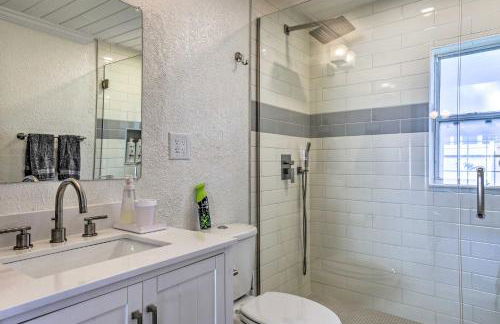 Chic Home with Fire Pit and Patio, Walk to Lake! - Foto 20