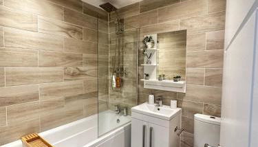 2 BR Flat - Short Lets & Serviced Accommodation Manchester with 2 Parking Spaces - Close to Hospitals - Foto 5