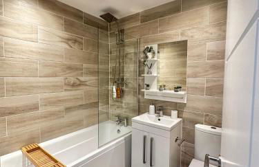 2 BR Flat - Short Lets & Serviced Accommodation Manchester with 2 Parking Spaces - Close to Hospitals - Foto 5