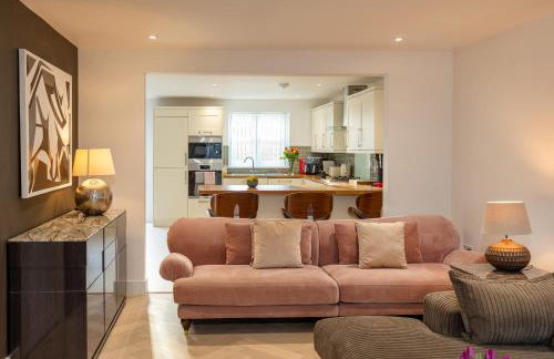 Luxe Detached 3 Bed Luxe House on Exclusive Private Estate Close to Coast Free Hot Tub Sleeps 6 Private Parking for 2 Cars - Photo 2