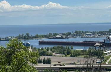 Comfy, Close to Downtown with Lake & Lift Bridge Views - Foto 46