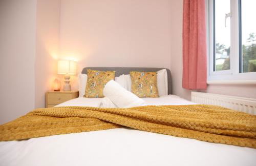 Is Y Coed Place By N And N Stays Ltd, Spacious 5 bed house in Wenvoe Cardiff, With Free Private Parking, Garden and WIFI - Photo 20