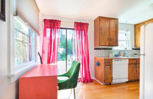 Garden Retreat • Deck Dining + Fire Pit - Foto 16