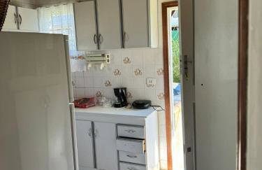 Chale de Madeira - Lareira e Fogueira---lindo gramado com mesa para café da manhã, churrasqueira e fogueira - Foto 33