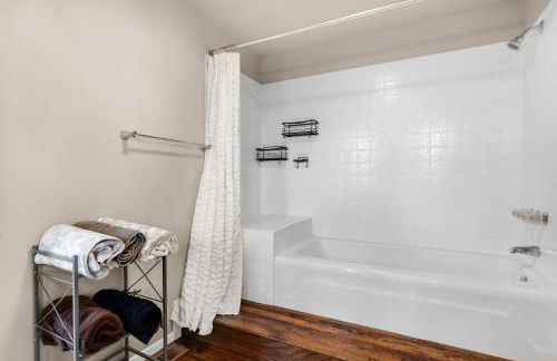 Expansive Monument Home Hot Tub and Mountain Views! - Foto 23